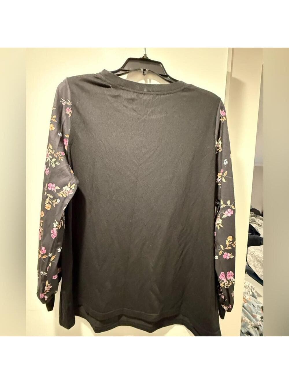 BloomChic Floral Sleeve Black Top - Thumbnail 5