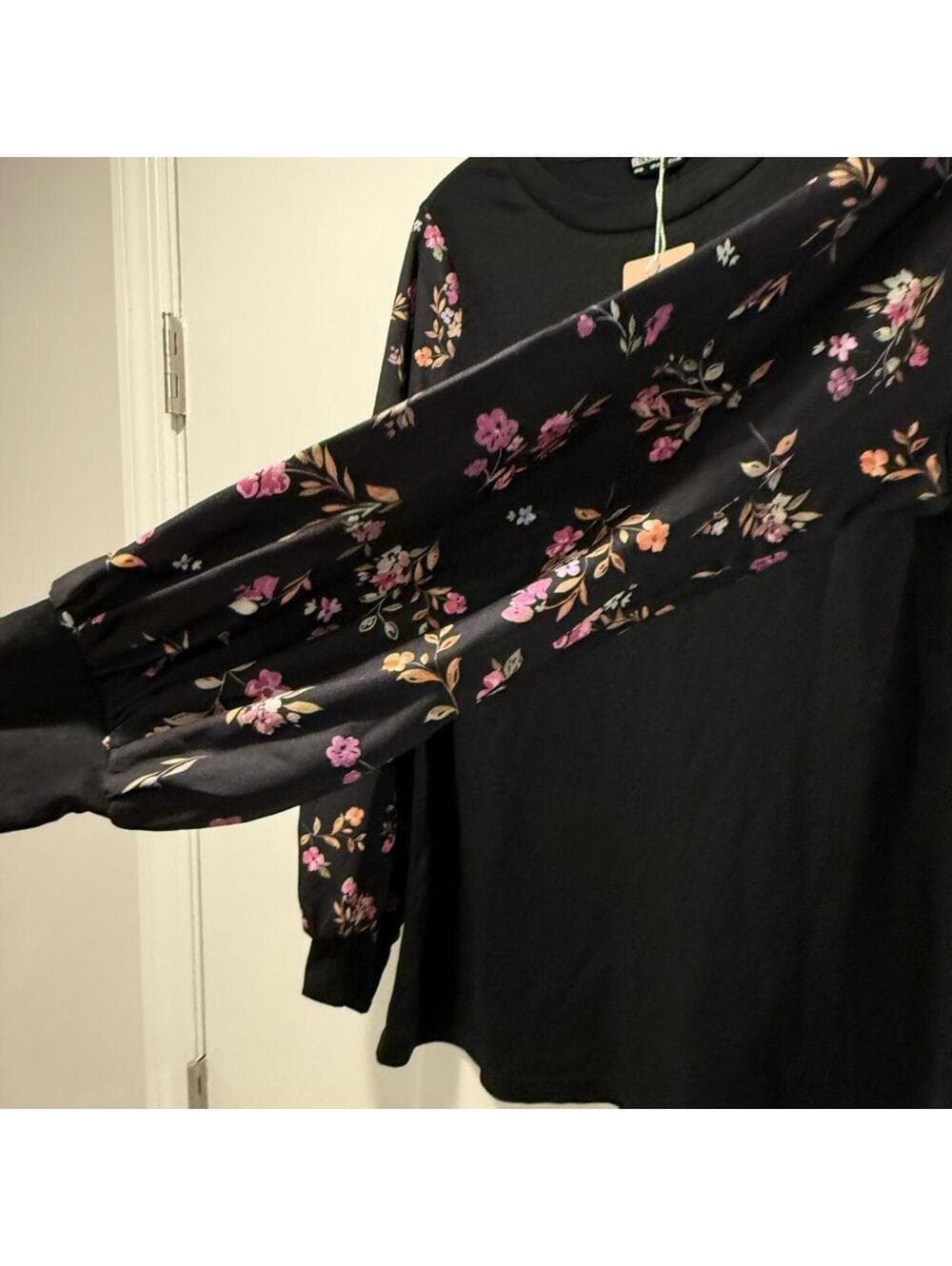 BloomChic Floral Sleeve Black Top - Thumbnail 4