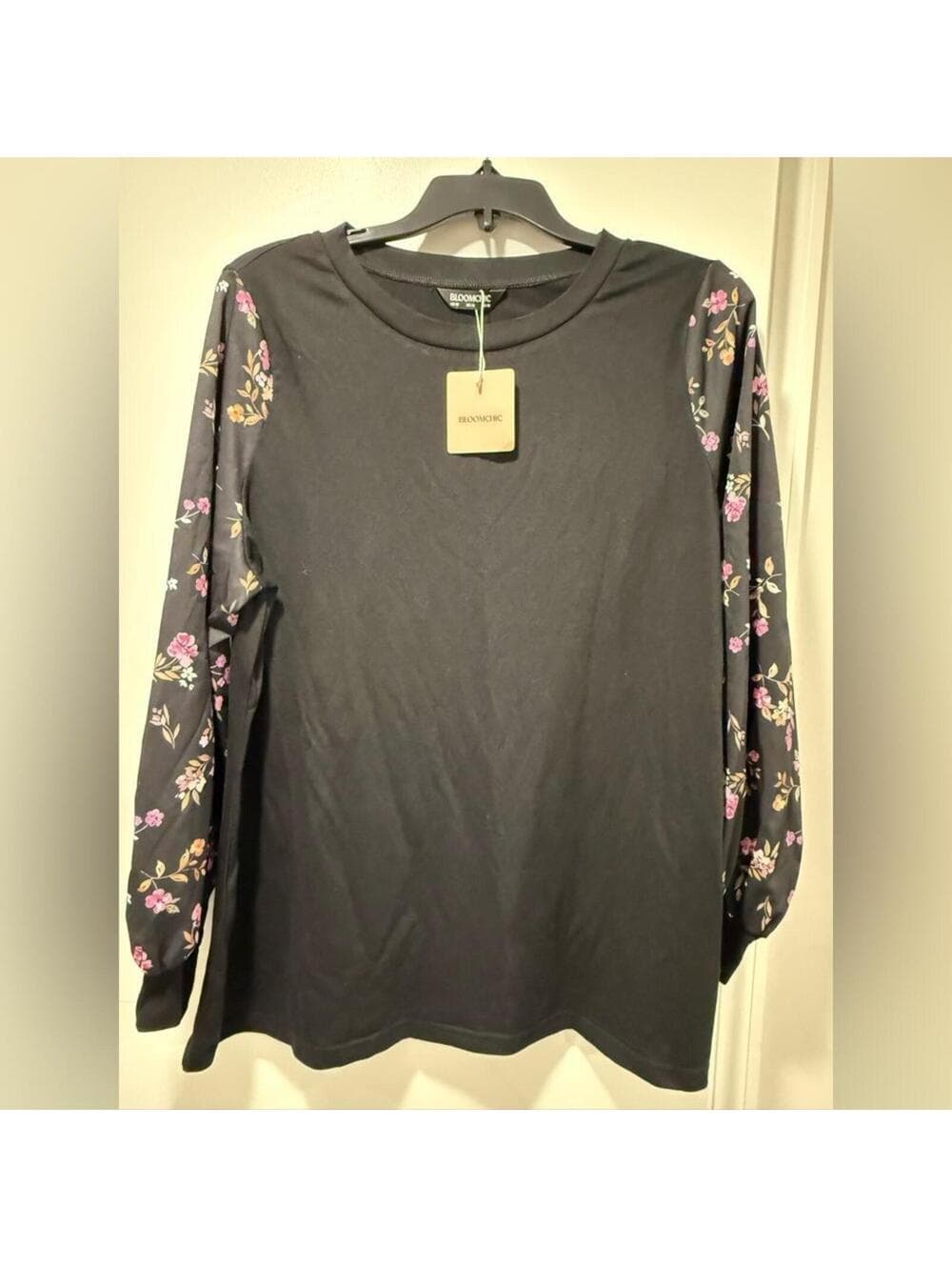 BloomChic Floral Sleeve Black Top - Thumbnail 3