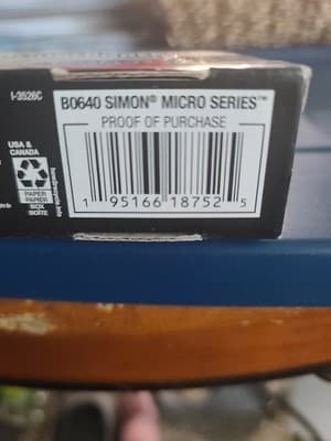 Hasbro Gaming Simon Micro Series Handheld Electronic Game Lights & Sound B0640 - Thumbnail 3