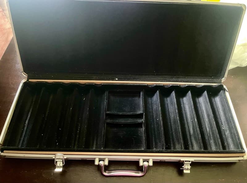 500-Piece Empty Aluminum Poker Chip Carrying Case with Velvet Lining - Thumbnail 4
