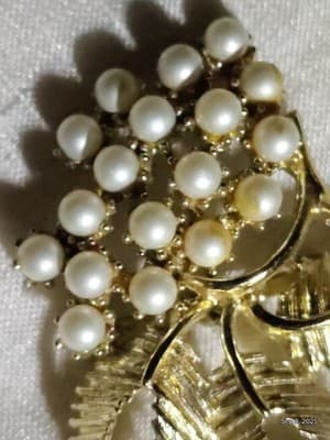 Vintage BSK Designer Leaf Small Faux Pearls Brooch - Thumbnail 3