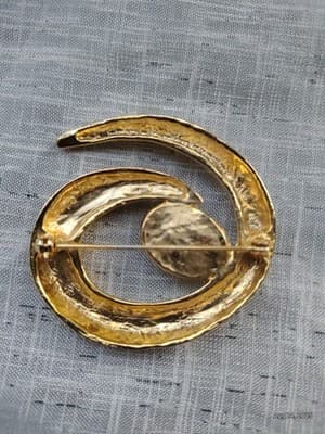 Monet Pin Brooch Gold-toned Swirl Faux Pearl Costume Jewelry Vintage Unbranded - Thumbnail 2