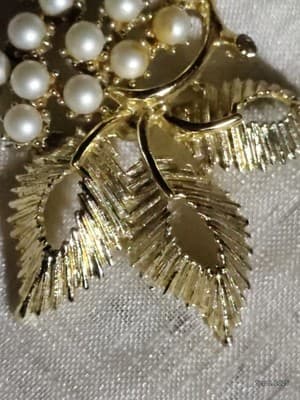 Vintage BSK Designer Leaf Small Faux Pearls Brooch - Thumbnail 4