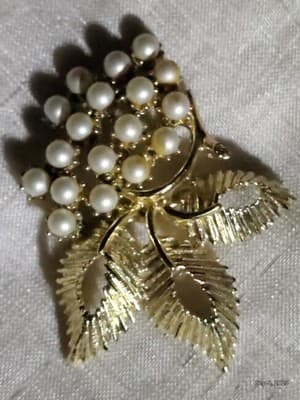 Vintage BSK Designer Leaf Small Faux Pearls Brooch - Thumbnail 2