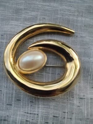 Monet Pin Brooch Gold-toned Swirl Faux Pearl Costume Jewelry Vintage Unbranded