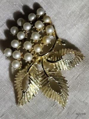 Vintage BSK Designer Leaf Small Faux Pearls Brooch