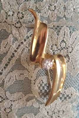 Vintage Gold Toned With Faux Diamond Center Stone Pin
