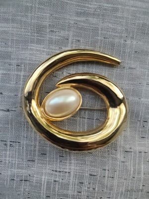 Monet Pin Brooch Gold-toned Swirl Faux Pearl Costume Jewelry Vintage Unbranded - Thumbnail 4