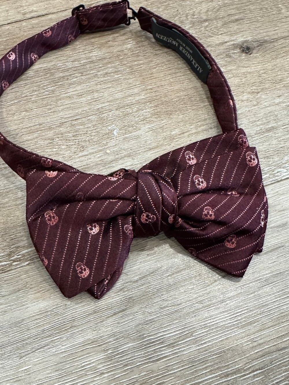 Alexander McQueen burgundy silk bow tie with a skull pattern. - Thumbnail 5