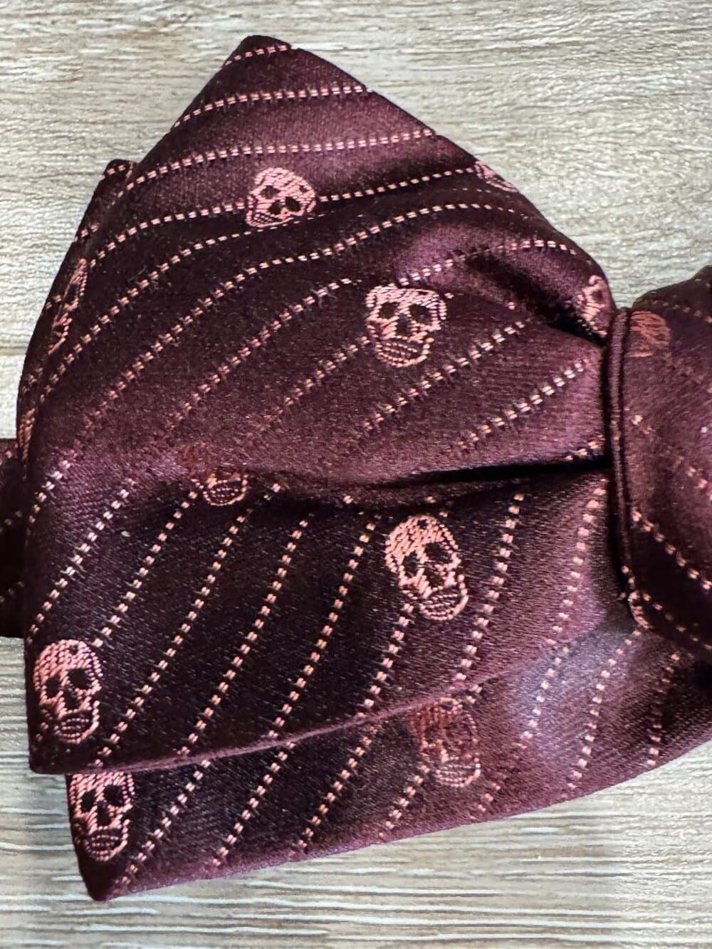 Alexander McQueen burgundy silk bow tie with a skull pattern. - Thumbnail 2