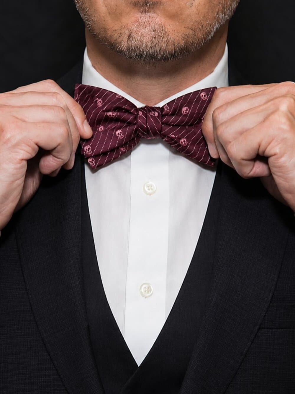 Alexander McQueen burgundy silk bow tie with a skull pattern. - Thumbnail 4