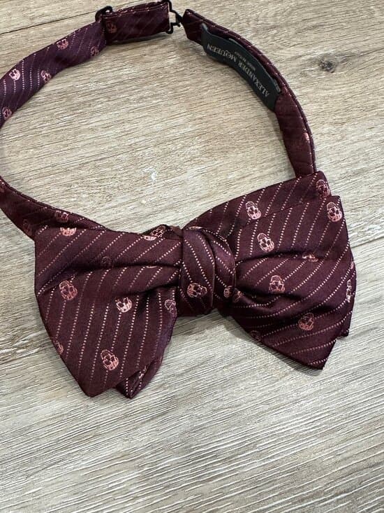 Alexander McQueen burgundy silk bow tie with a skull pattern. - Thumbnail 6