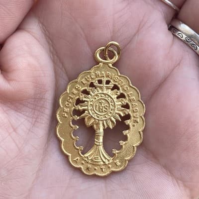 Antique Gold Peoples Eucharistic League Monstrance Sacrament Communion Medal Vtg