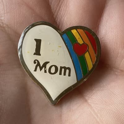 Vintage Heart Pin "I 💖 MOM ” Conversation Hearts 80s 90s Retro Deadstock - Thumbnail 2