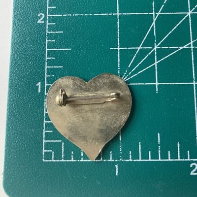Vintage Heart Pin "I 💖 MOM ” Conversation Hearts 80s 90s Retro Deadstock - Thumbnail 3