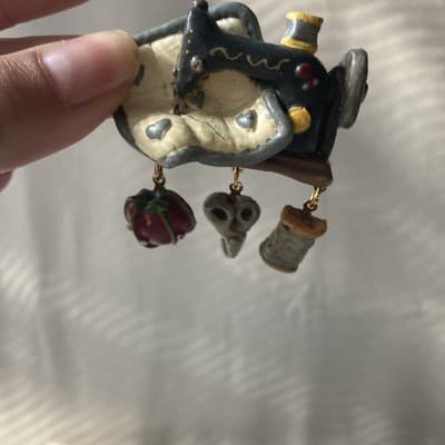 Vintage Artisan Made Resin Sewing Machine Supplies Brooch Articulated Crafters - Thumbnail 8