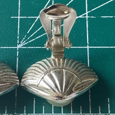 Vintage Unsigned Sarah Cov? Silvertone Clam Shell Pearl Clip On Earrings MCM - Thumbnail 5