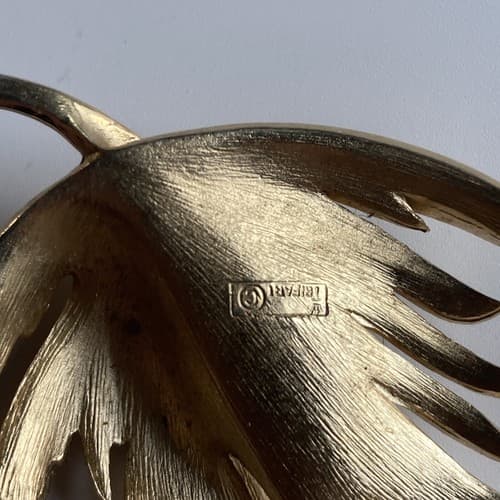 VINTAGE CROWN TRIFARI GOLD TONE LEAF BROOCH PIN CROWN MARK SIGNED EUC VTG - Thumbnail 3
