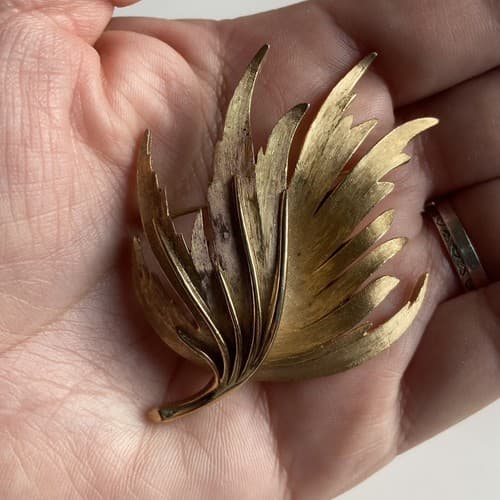 VINTAGE CROWN TRIFARI GOLD TONE LEAF BROOCH PIN CROWN MARK SIGNED EUC VTG - Thumbnail 4