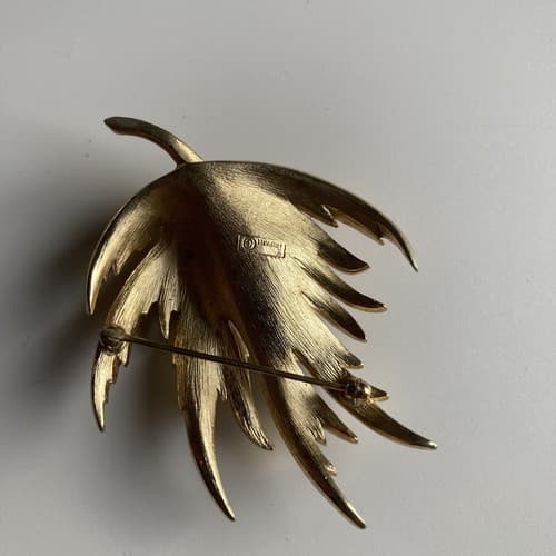 VINTAGE CROWN TRIFARI GOLD TONE LEAF BROOCH PIN CROWN MARK SIGNED EUC VTG - Thumbnail 6