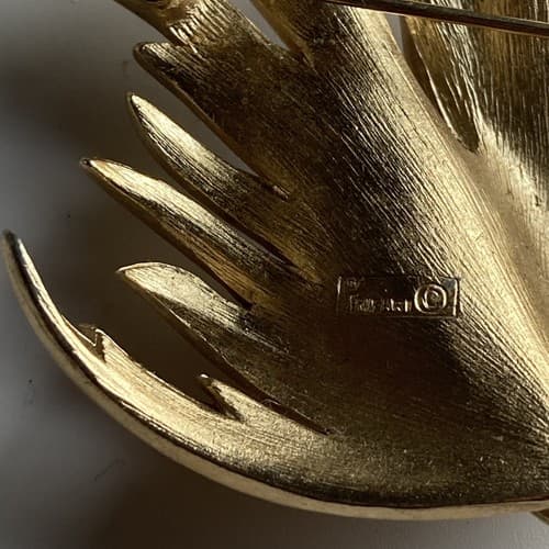 VINTAGE CROWN TRIFARI GOLD TONE LEAF BROOCH PIN CROWN MARK SIGNED EUC VTG - Thumbnail 5