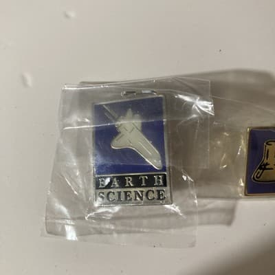 Vintage 1999 Teachers Discovery Enamel Education Pins Class Subjects Lot Of 3 - Thumbnail 4