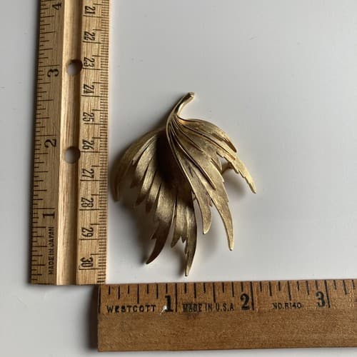 VINTAGE CROWN TRIFARI GOLD TONE LEAF BROOCH PIN CROWN MARK SIGNED EUC VTG - Thumbnail 2