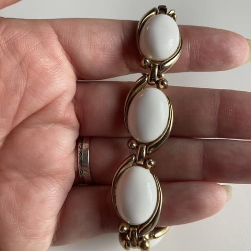 Vintage Crown Trifari White & gold tone bracelet Signed Costume Jewelry MCM Era - Thumbnail 9
