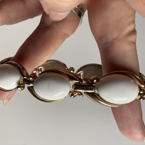 Vintage Crown Trifari White & gold tone bracelet Signed Costume Jewelry MCM Era - Thumbnail 8