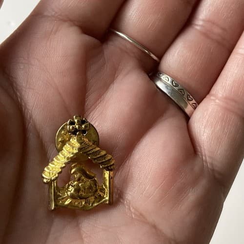 Vintage Baby Jesus Nativity with Mary Gold Tone Lapel Pin Christmas Christianity - Thumbnail 3