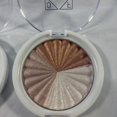 OFRA Everglow Highlighter + Madison Miller ‘Ollie Need Is Love” Blush Peachy set - Thumbnail 6