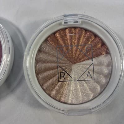 OFRA Everglow Highlighter + Madison Miller ‘Ollie Need Is Love” Blush Peachy set - Thumbnail 4
