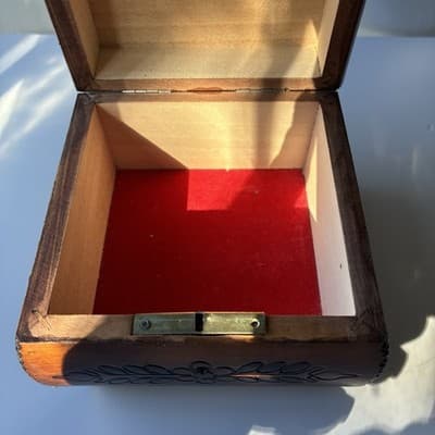 VTG? Polish Wood Trinket Box Florals Handcrafted Pyrography Boho Footed Folk Art - Thumbnail 16