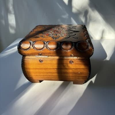 VTG? Polish Wood Trinket Box Florals Handcrafted Pyrography Boho Footed Folk Art - Thumbnail 13