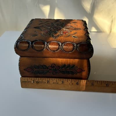 VTG? Polish Wood Trinket Box Florals Handcrafted Pyrography Boho Footed Folk Art - Thumbnail 5