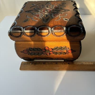 VTG? Polish Wood Trinket Box Florals Handcrafted Pyrography Boho Footed Folk Art - Thumbnail 6