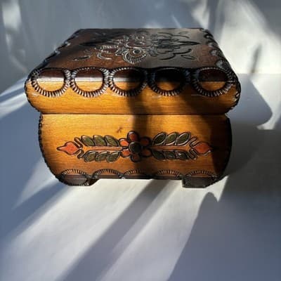 VTG? Polish Wood Trinket Box Florals Handcrafted Pyrography Boho Footed Folk Art - Thumbnail 11