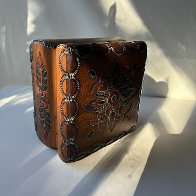 VTG? Polish Wood Trinket Box Florals Handcrafted Pyrography Boho Footed Folk Art - Thumbnail 20