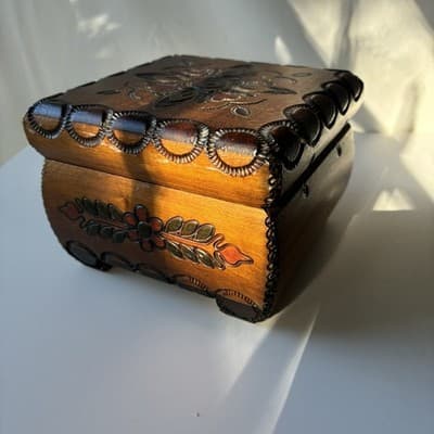VTG? Polish Wood Trinket Box Florals Handcrafted Pyrography Boho Footed Folk Art - Thumbnail 19