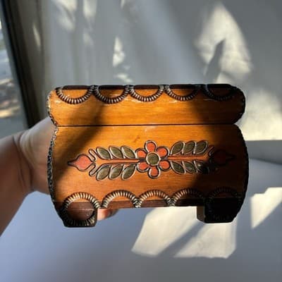 VTG? Polish Wood Trinket Box Florals Handcrafted Pyrography Boho Footed Folk Art - Thumbnail 10