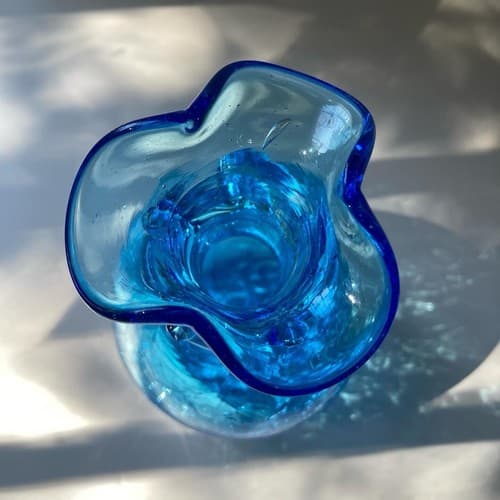 Vintage MCM Crackle Glass Mini Vase Ruffle Neck Ocean Blue Sky Blue Art Glass - Thumbnail 9
