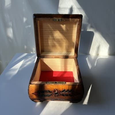 VTG? Polish Wood Trinket Box Florals Handcrafted Pyrography Boho Footed Folk Art - Thumbnail 23
