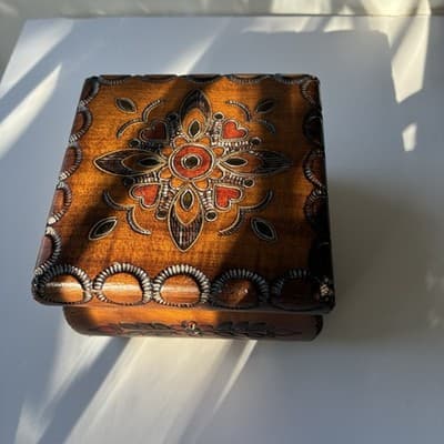 VTG? Polish Wood Trinket Box Florals Handcrafted Pyrography Boho Footed Folk Art - Thumbnail 24