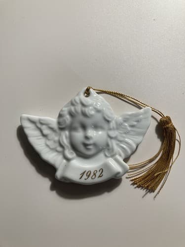 Vintage 1982 Avon Christmas Remembrance Porcelain Angel Cherub Ornament Japan