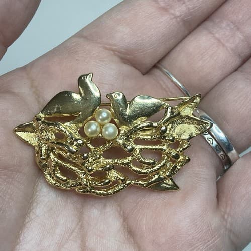 Vintage MCM Bird on Nest Brooch with Faux Pearl Eggs Goldtone Estate AJC - Thumbnail 3