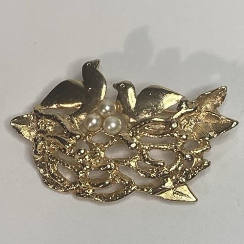 Vintage MCM Bird on Nest Brooch with Faux Pearl Eggs Goldtone Estate AJC - Thumbnail 7
