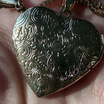 Vintage Gold Tone Heart Locket Etched Filigree Laser Engraved I Love You 80s 90s - Thumbnail 11