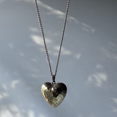 Vintage Brass Tone Hammered Puffy Heart Pendant Necklace 80s 90s Retro Jewelry - Thumbnail 7