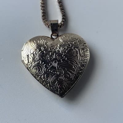 Vintage Gold Tone Heart Locket Etched Filigree Laser Engraved I Love You 80s 90s - Thumbnail 2